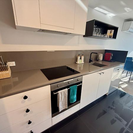 Midnight Luxe 1Br 1Bath Apartment 104 In The Heart Of Braddon Pool Sauna Secure Parking Wine Wifi แคนเบอร์รา ภายนอก รูปภาพ