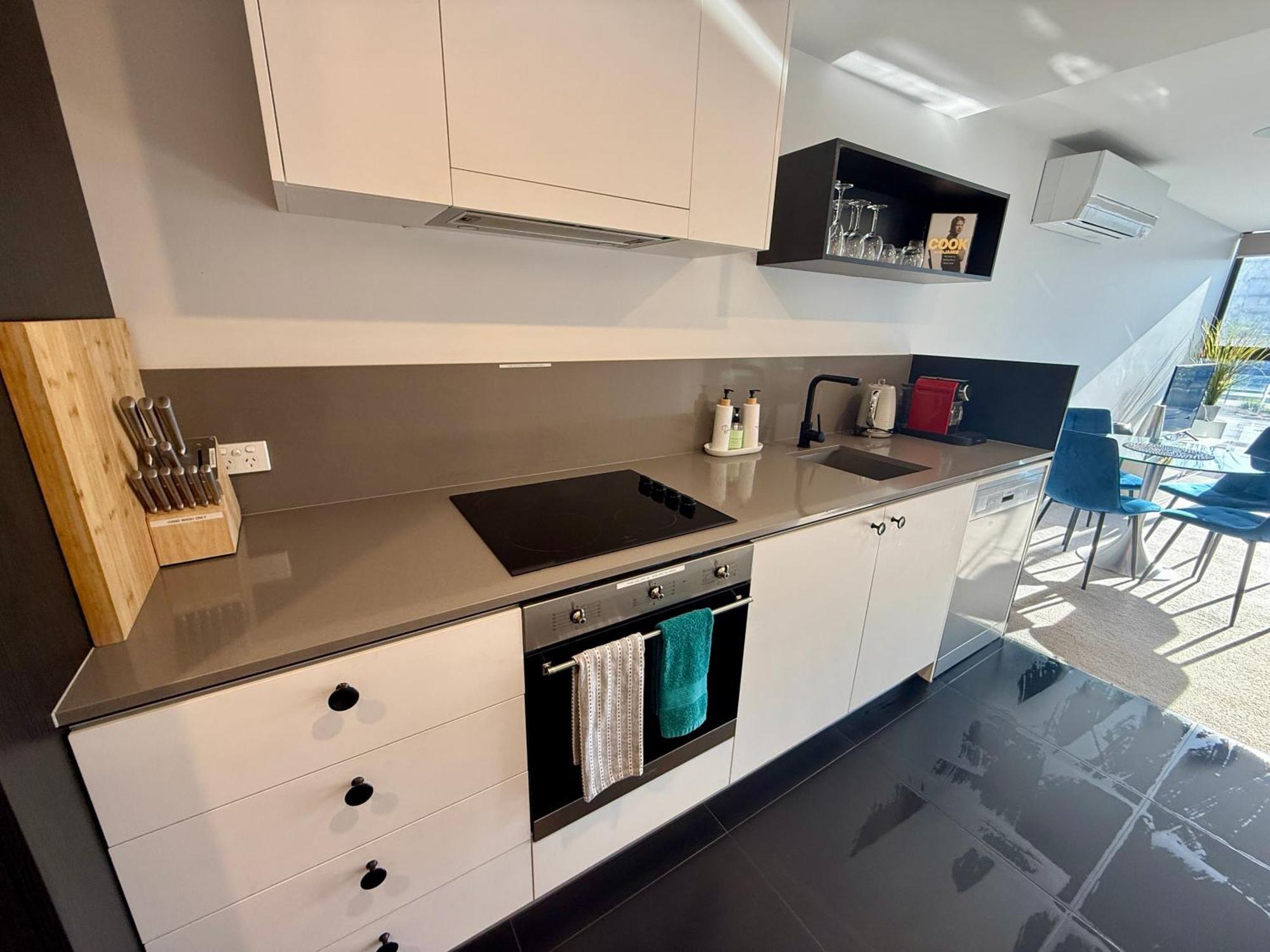 Midnight Luxe 1Br 1Bath Apartment 104 In The Heart Of Braddon Pool Sauna Secure Parking Wine Wifi แคนเบอร์รา ภายนอก รูปภาพ