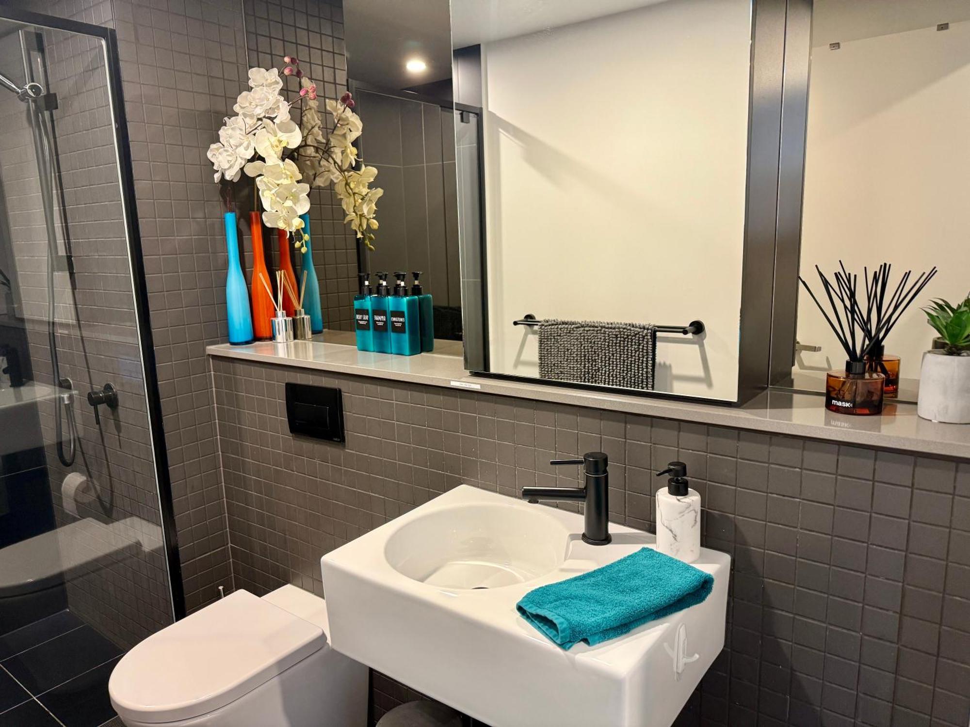 Midnight Luxe 1Br 1Bath Apartment 104 In The Heart Of Braddon Pool Sauna Secure Parking Wine Wifi แคนเบอร์รา ภายนอก รูปภาพ