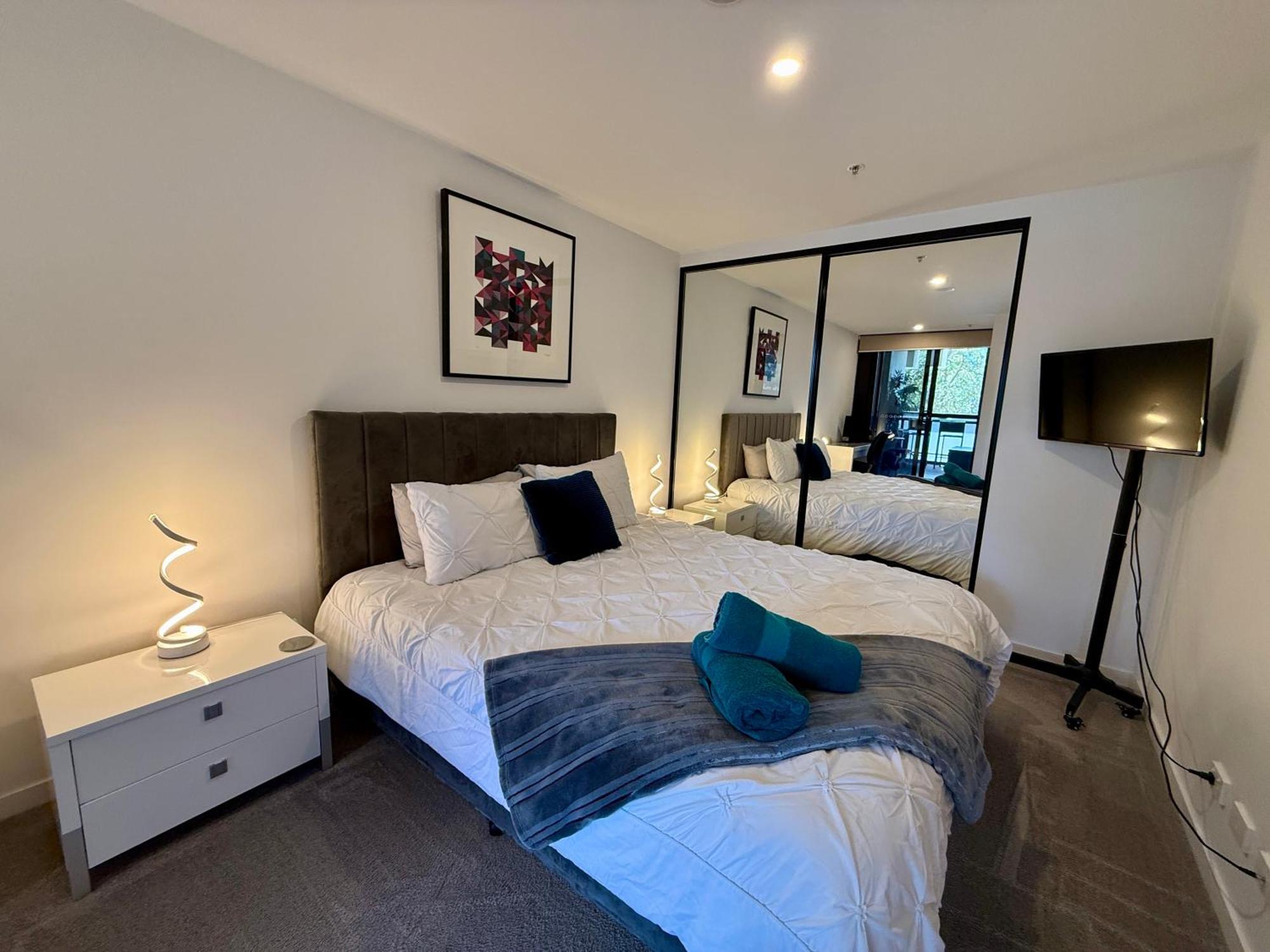 Midnight Luxe 1Br 1Bath Apartment 104 In The Heart Of Braddon Pool Sauna Secure Parking Wine Wifi แคนเบอร์รา ภายนอก รูปภาพ