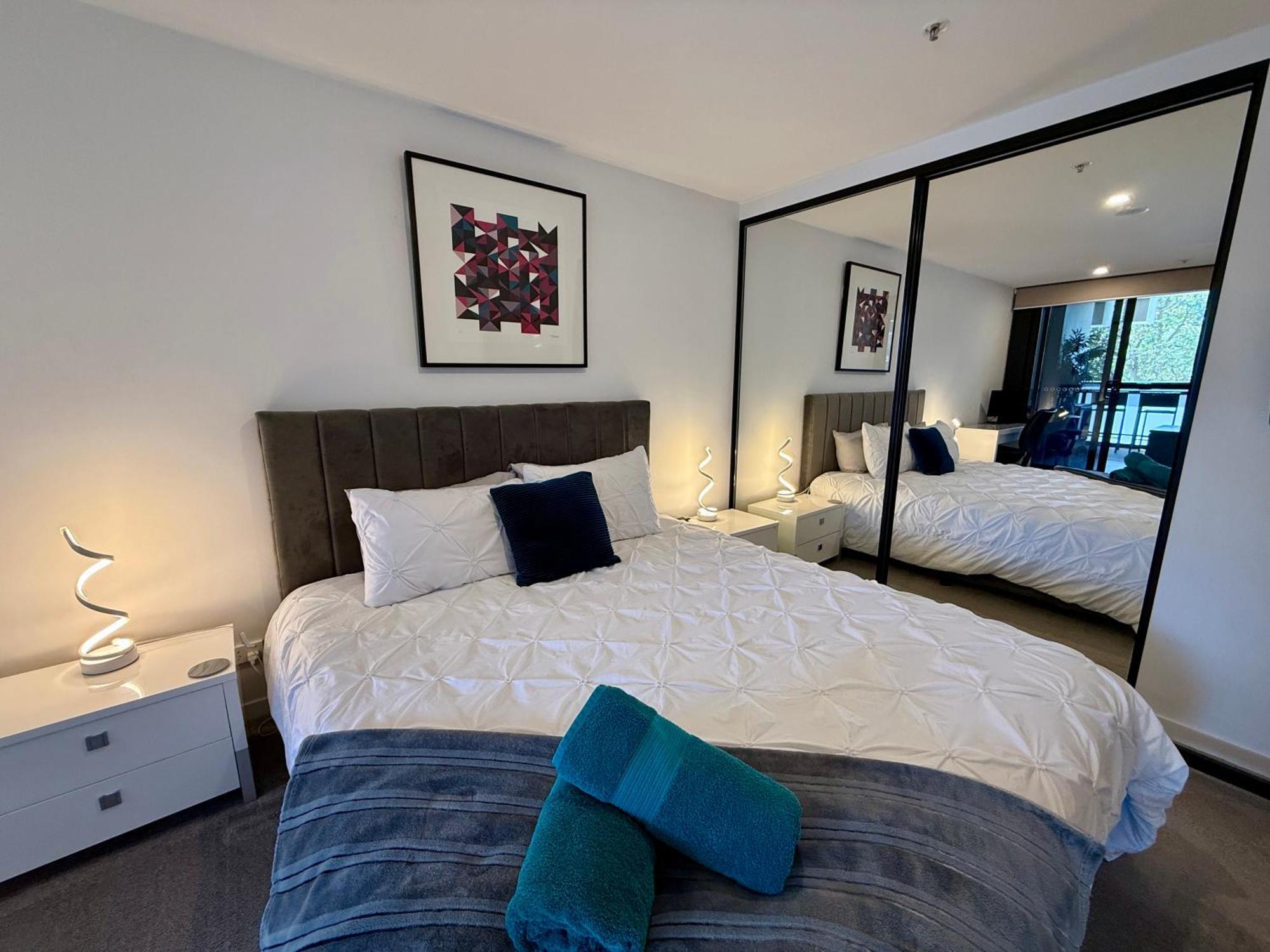 Midnight Luxe 1Br 1Bath Apartment 104 In The Heart Of Braddon Pool Sauna Secure Parking Wine Wifi แคนเบอร์รา ภายนอก รูปภาพ